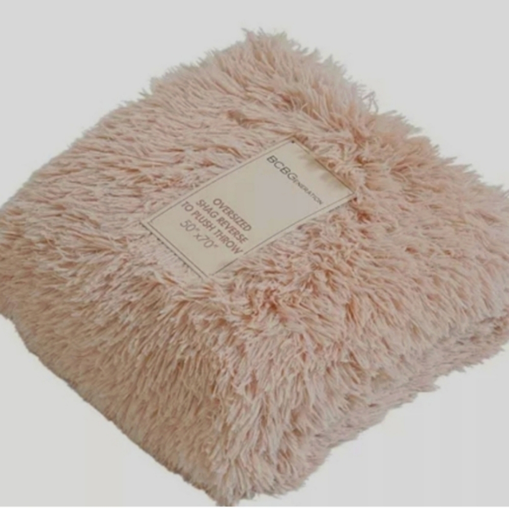 NWT BCBGeneration SOFTEST Shaggy Reversible Plush Throw Blanket 50x70